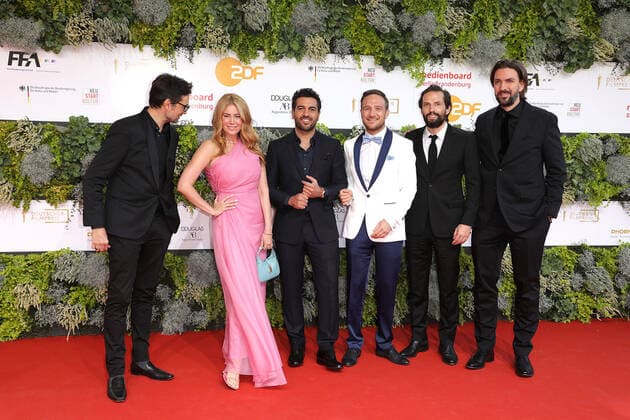 Simon Verhoeven, Palina Rojinski, Elyas M Barek, Frederick Lau, Quirin Berg und Max Wiedemann bei der Ankunft zur Verleihung Deutscher Filmpreis am 1.09.2021 in Berlin Deutscher Filmpreis 2021 in Berlin - Ankunft Roter Teppich