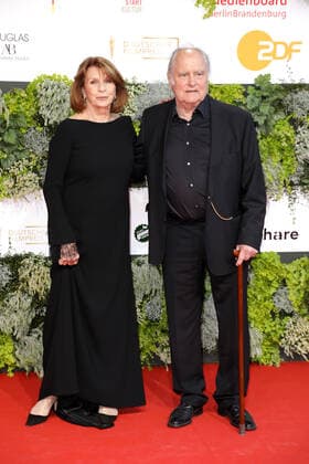 Entertainment Bilder des Tages Senta Berger und ihr Ehemann Michael Verhoeven bei der Ankunft zur Verleihung Deutscher Filmpreis am 1.09.2021 in Berlin Deutscher Filmpreis 2021 in Berlin - Ankunft Roter Teppich