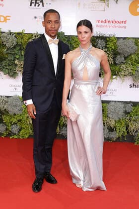 Jerry Hoffmann und Aylin Tezel bei der Ankunft zur Verleihung Deutscher Filmpreis am 1.09.2021 in Berlin Deutscher Filmpreis 2021 in Berlin - Ankunft Roter Teppich