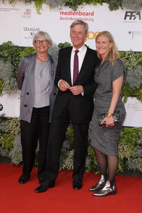 Entertainment Bilder des Tages Claus Kleber mit seiner Ehefrau Renate und Tochter Caterine bei der Ankunft zur Verleihung Deutscher Filmpreis am 1.09.2021 in Berlin Deutscher Filmpreis 2021 in Berlin - Ankunft Roter Teppich