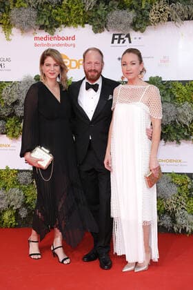 Rike Schmid, Johann von Bülow und Lisa Maria Potthoff bei der Ankunft zur Verleihung Deutscher Filmpreis am 1.09.2021 in Berlin Deutscher Filmpreis 2021 in Berlin - Ankunft Roter Teppich