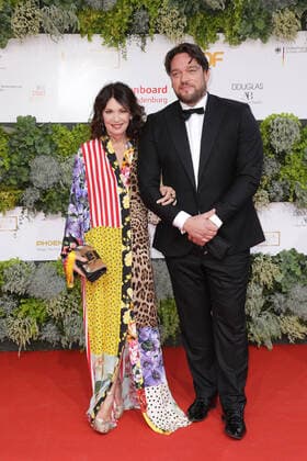 Iris Berben und Ronald Zehrfeld bei der Ankunft zur Verleihung Deutscher Filmpreis am 1.09.2021 in Berlin Deutscher Filmpreis 2021 in Berlin - Ankunft Roter Teppich