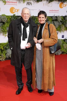 Wolfgang Kohlhaase und seine Ehefrau Emoeke Poestenyi bei der Ankunft zur Verleihung Deutscher Filmpreis am 1.09.2021 in Berlin Deutscher Filmpreis 2021 in Berlin - Ankunft Roter Teppich
