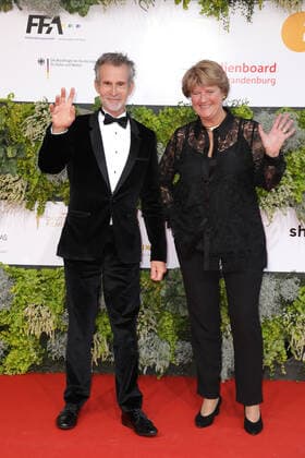 Ulrich Matthes und Monika Grütters bei der Ankunft zur Verleihung Deutscher Filmpreis am 1.09.2021 in Berlin Deutscher Filmpreis 2021 in Berlin - Ankunft Roter Teppich