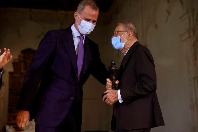 Former Spanish Minister Javier Solana (R) is awarded with the Premio a una Trayectoria Fulbright (lit. Fulbright Lifetime Achievement Award) by Spain s King Felipe VI (L) during an act held at Chapel of San Ildefonso, in Alcala de Henares, Madrid, Spain, 01 October 2021. Spain s King Felipe VI grants to former Spanish Minister Javier Solana with the Fulbright Lifetime Achievement Award !ACHTUNG: NUR REDAKTIONELLE NUTZUNG!  Copyright: xJUANJOxMARTÍNx GRAF3109 20211001-7bad1a724db29c1871462c9c126b344188d53ee4