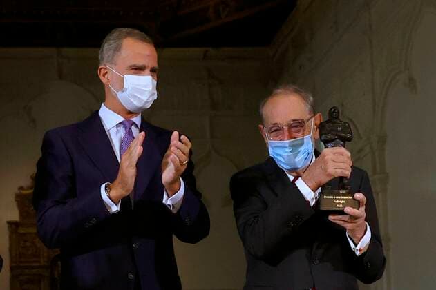 Former Spanish Minister Javier Solana (R) is awarded with the Premio a una Trayectoria Fulbright (lit. Fulbright Lifetime Achievement Award) by Spain s King Felipe VI (L) during an act held at Chapel of San Ildefonso, in Alcala de Henares, Madrid, Spain, 01 October 2021. Spain s King Felipe VI grants to former Spanish Minister Javier Solana with the Fulbright Lifetime Achievement Award !ACHTUNG: NUR REDAKTIONELLE NUTZUNG!  Copyright: xJUANJOxMARTÍNx GRAF3127 20211001-b85383f7dd5dec0df2d6be31a4163262ee8be843
