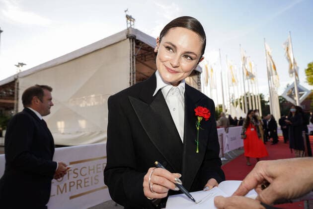 01.10.2021, Berlin, Deutschland, GER, Verleihung Deutscher Filmpreis Lola.Palais am Funkturm.Lea van Acken bei der Ankunft.