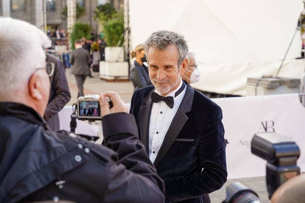 01.10.2021, Berlin, Deutschland, GER, Verleihung Deutscher Filmpreis Lola.Palais am Funkturm.Ulrich Matthes bei der Ankunft