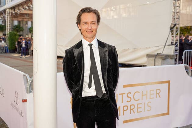 01.10.2021, Berlin, Deutschland, GER, Verleihung Deutscher Filmpreis Lola.Palais am Funkturm.Tom Schilling bei der Ankunft.