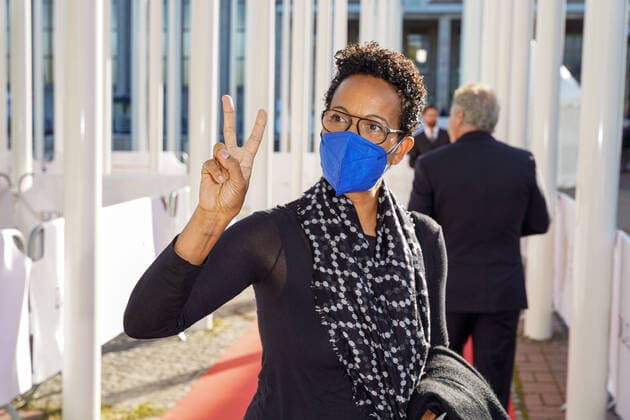 01.10.2021, Berlin, Deutschland, GER, Verleihung Deutscher Filmpreis Lola.Palais am Funkturm.Mo Asumang bei der Ankunft.