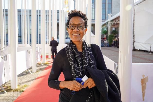 01.10.2021, Berlin, Deutschland, GER, Verleihung Deutscher Filmpreis Lola.Palais am Funkturm.Mo Asumang bei der Ankunft.