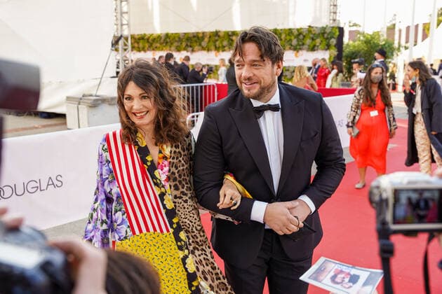 01.10.2021, Berlin, Deutschland, GER, Verleihung Deutscher Filmpreis Lola.Palais am Funkturm.Iris Berben und Ronald Zehrfeld bei der Ankunft