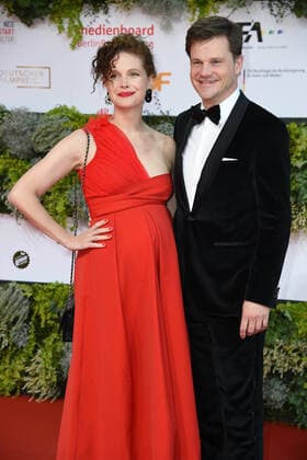 Benjamin Herrmann mit schwangerer Freundin Caroline Rosales Deutscher Filmpreis 2021 im Palais am Funkturm (Messe Berlin) in Berlin am 01.10.2021