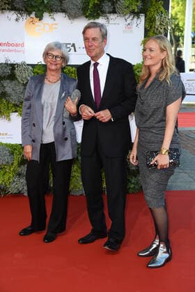 Claus Kleber mit Ehefrau Renate Grziwok und Ehefrau und Tochter Caterine Kleber Deutscher Filmpreis 2021 im Palais am Funkturm (Messe Berlin) in Berlin am 01.10.2021
