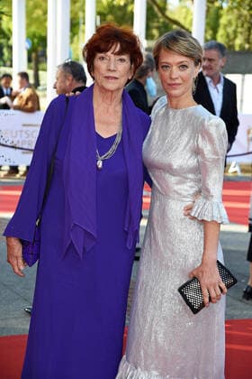 Entertainment Themen der Woche KW39 Entertainment Bilder des Tages Regina Ziegler, Heike Makatsch Deutscher Filmpreis 2021 im Palais am Funkturm (Messe Berlin) in Berlin am 01.10.2021