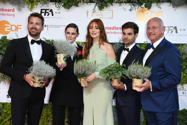 Dirk Bader (GeschaÌˆftsfuÌˆhrer Landgard eG), Lea van Acken, Maria Ehrich, Lucas Reiber, Michael Hermes (Marketing Landgard eG) Deutscher Filmpreis 2021 im Palais am Funkturm (Messe Berlin) in Berlin am 01.10.2021