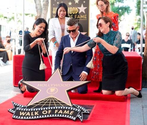 Bilder des Jahres 2021, Entertainment 10 Oktober Entertainment Themen der Woche KW39 Entertainment Bilder des Tages The Spanish singer Alejandro Sanz reveals his star accompanied by the president of the Board of Directors of the Hollywood Chamber of Commerce Nicole Mihalka (R), his vice president Lupita Sanchez-Cornejo (L), the Mexican actress Yalitza Aparicio (Back-L), and Universal Music Publishing Group CEO Jody Gerson (Back-R), today in front of the Capitol Records building on the Hollywood Walk of Fame in Hollywood, California, USA 1 October 2021. Alejandro Sanz inaugurated his star on the Hollywood Walk of Fame this Friday, a recognition of his more than three decades in music with an international projection that has made him a benchmark for music in Spanish throughout the world. Alejandro Sanz already has his star on the Hollywood Walk of Fame !  Copyright: xArmandoxArorizox USA2362 20211001-40a1ce2b5a001b480ea3339644316bb8556983f1