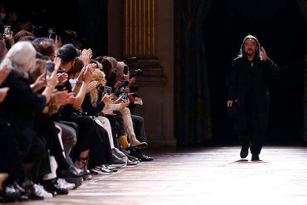 Bilder des Jahres 2021, Entertainment 10 Oktober Entertainment Themen der Woche KW39 Entertainment Bilder des Tages (211002) -- PARIS, Oct. 2, 2021 () -- Japanese fashion designer Yohji Yamamoto greets the audience after his show of the Spring Summer 2022 Ready to Wear collection during the Paris Fashion Week, in Paris, France, Oct. 1, 2021. () FRANCE-PARIS-FASHION WEEK-YAMAMOTO xinhua 