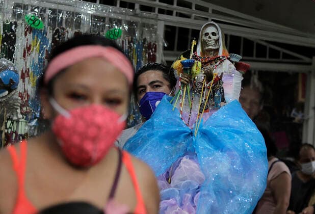 Followers Of Santa Muerte Call For An End To The Pandemic In Mexico A person carries a figure of Santa Muerte in Tepito, Mexico City, where several people gathered to give thanks for the favours granted by La Nina Blanca during the COVID-19 health emergency in Mexico and the yellow epidemiological traffic light in the capital. Mexico City Mexico vieyra-notitle211001_npqXO  Copyright: xGerardoxVieyrax