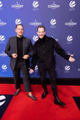 Die Zwillingsbrüder Benjamin und Dennis Wolter (World Wide Wohnzimmer) bei der Verleihung von Der Deutsche Comedypreis 2021 am 1.10.2021 in Köln Deutscher Comedypreis 2021 in Köln