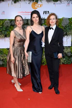 Paula Kalenberg, Natalia Rudziewicz und Gast bei der 71. Verleihung des Deutschen Filmpreises 2021 im Palais am Funkturm in der Messe Berlin. Berlin, 01.10.2021