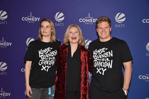 Comedian Hazel Brugger (l) und ihr Mann Thomas Spitzer (r) und Maren Kroymann (m) kommen zur Verleihung des Deutschen Comedypreises 2021