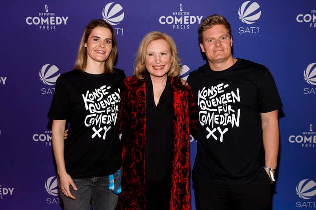 Hazel Brugger, Maren Kroymann und Thomas Spitzer bei der Verleihung des 25. Deutschen Comedypreises 2021 in Brainpool TV Studio. Köln, 01.10.2021
