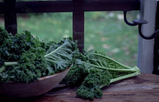IMAGO Creative: Veganuary, fleischlos leben IMAGO Creative: Klimawandel - Umwelterziehung German regional and seasonal superfood Green Kale on Rustic wooden bowl and table on windows licht background Rhineland Palatinate Germany