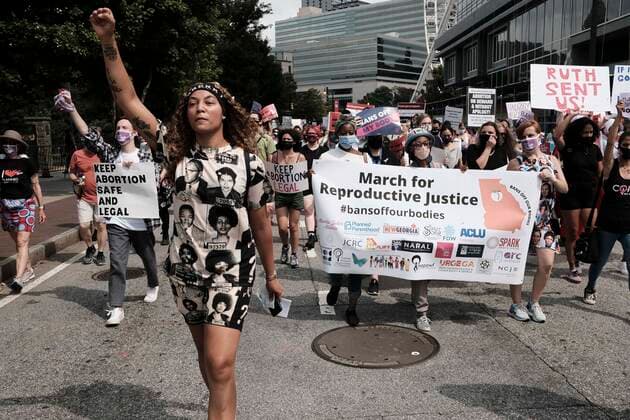 News Bilder des Tages October 2, 2021, Atlanta, Georgia, USA: A group of protesters march through downtown Atlanta during an abortion rights protest in Atlanta. Atlanta USA - ZUMAb165 20211002_znp_b165_049 Copyright: xJohnxArthurxBrownx