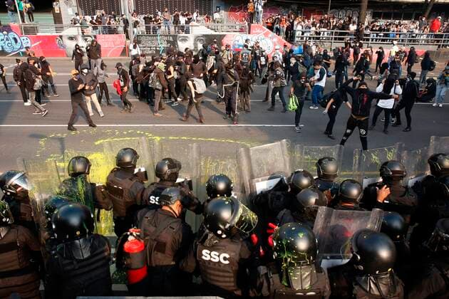 Demonstrators clash with police agents during a march commemorating the 53rd anniversary of the Tlatelolco Massacre of 1968, in Mexico City, Mexico, 02 October 2021. At least 300 people were killed in the Tlatelolco Massacre. March commemorating 53 anniversary of the Tlatelolco massacre !ACHTUNG: NUR REDAKTIONELLE NUTZUNG!  Copyright: xCarlosxRamirezx MEX2977 20211003-00db1b43c45b7dab471b1c8df638b716ed181d45