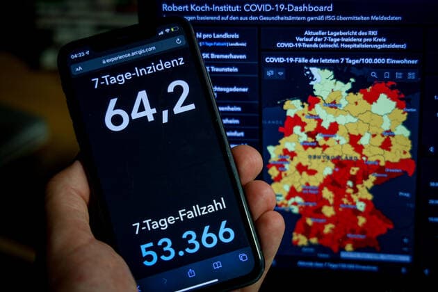 Coronavirus in Deutschland - Covid-19-Dashboard des Robert Koch-Institut 03.10.2021: Robert Koch-Institut: 7-Tage-Inzidenz 64,2. 7-Tage-Fallzahl 53.366. COVID-19-Fälle 4.252.300. Zugang um 6.164 gegenüber dem Vortag. COVID-19-Todesfälle 93.786. Zugang um 9 gegenüber dem Vortag.