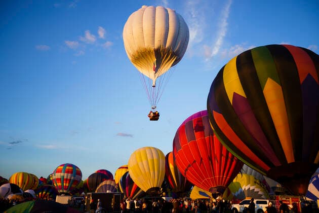 October 2, 2021, albuquerque, New Mexico, USA: Noah Forden and Bert Padelt launch in Across the Universe over Hot Air Balloons inflating for the Twilight Twinkle Glow on the first night of the Albuquerque International Balloon Fiesta on Saturday, Oct. 2, 2021. Forden and Padelt are one of four teams competing in the America s Challenge Gas Balloon Launch. for the Albuquerque Journal albuquerque USA - ZUMAab1_ 20211002_zaf_ab1_041 Copyright: xNadavxSorokerx
