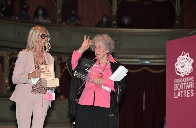 Bilder des Jahres 2021, Entertainment 10 Oktober Entertainment Themen der Woche KW39 Alba, Italy Margaret Atwood Lattes Grinzane Special Prize and lectio magistralis In the photo: Margaret Atwood receives a white truffle from Alba as a gift  Copyright: xNickxZonnax xIPAx xNickxZonnax