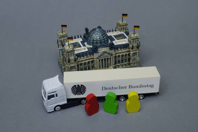 Reichstagsmodell und LKW mit Figuren Modelle von Reichstag und LKW mit Figuren, 01.10.2021, Borkwalde, Brandenburg, Vor dem Model des Reichstages steht ein LKW des Deutschen Bundestages mit Spielfiguren in Parteifarben.