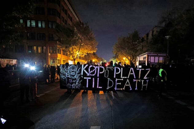 Mehr als tausend Menschen protestierten gegen die Räumung der Bauwagensiedlung Köpi und zündeten immer wieder Böller und Feuerwerksraketen. Ansonsten verlief die Demonstration weitgehend friedlich. Berlin, 02.10.2021 *** More than a thousand people protested against the eviction of the construction trailer settlement Köpi and repeatedly ignited firecrackers and fireworks rockets Otherwise, the demonstration was largely peaceful Berlin, 02 10 2021 Foto:xJ.xMWx xFuturexImage