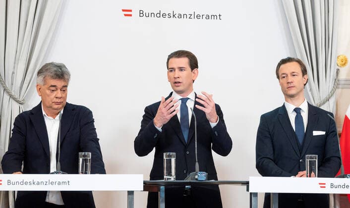 20211003 Press conference concerning the eco-social tax reform VIENNA, AUSTRIA - OCTOBER 3: Vice Chancellor Werner Kogler (Green Party), Federal Chancellor Sebastian Kurz (OEVP) and Finance Minister Gernot Bluemel (OEVP) at a press conference concerning the eco-social tax reform at Federal Chancellery on October 3, 2021 in Vienna, Austria. WIEN, OESTERREICH - 3. OKTOBER: Vizekanzler Werner Kogler (Gruene), Bundeskanzler Sebastian Kurz (OEVP) und Finanzminister Gernot Bluemel (OEVP) bei einer Pressekonferenz der Regierung zur oekosozialen Steuerreform im Bundeskanzleramt am 3. Oktober 2021 in Wien, Oesterreich. 211003_SEPA_32_008 Copyright: xMartinxJuenx SEPAxMedia
