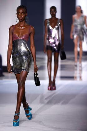 Bilder des Jahres 2021, Entertainment 10 Oktober Entertainment Themen der Woche KW39 Entertainment Bilder des Tages (211003) -- PARIS, Oct. 3, 2021 () -- Models present creations during the Spring Summer 2022 Ready to Wear collection for LANVIN presented as part of the Paris Fashion Week in Paris, France, Oct. 3, 2021. () FRANCE-PARIS-FASHION WEEK-LANVIN Xinhua 