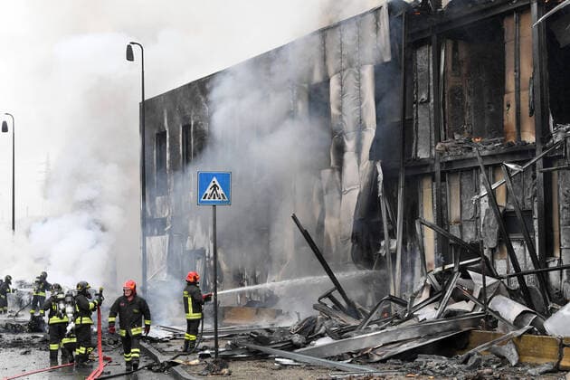 Bilder des Jahres 2021, News 10 Oktober News Themen der Woche KW39 News Bilder des Tages (211003) -- MILAN, Oct. 3, 2021 () -- Firefighters work on the site of a plane crash in Milan, Italy, Oct. 3, 2021. At least six people died after a small plane crashed in San Donato of suburban Milan on Sunday, according to local sources. (Str ) (SPOT NEWS)ITALY-MILAN-PLANE CRASH Xinhua 