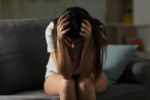  Desperate girl complaining at home in the night model released, Symbolfoto, 13.10.2020, Copyright: xAntonioGuillemx Panthermedia26583460