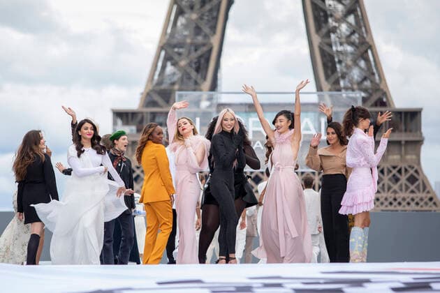 Bilder des Jahres 2021, Entertainment 10 Oktober Entertainment Themen der Woche KW39 Entertainment Bilder des Tages (211003) -- PARIS, Oct. 3, 2021 () -- Models present creations for L Oreal on the sidelines of the Paris Fashion Week Spring-Summer 2022 Ready-to-Wear collection shows at the Trocadero in Paris, France, on Oct. 3, 2021. () FRANCE-PARIS-FASHION-L OREAL Xinhua 