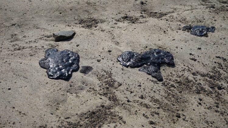 (211004) -- CALIFORNIA, Oct. 4, 2021 -- Oil stains the Huntington Beach in Orange County, California, Oct. 3, 2021. A massive oil spill off the Orange County coast in Southern California prompted the closure of a 9-kilometer long beachfront area on Oct. 3, and crews from California Department of Fish and Wildlife (CDFW) are cleaning up the pollution from facilities in federal waters. (Photo by Xinhua) U.S.-CALIFORNIA-MASSIVE OIL SPILL ZengxHui 