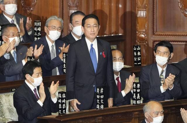 Bilder des Jahres 2021, News 10 Oktober News Themen der Woche KW40 News Bilder des Tages Japan s new Prime Minister Kishida Fumio Kishida (C), the new leader of Japan s ruling Liberal Democratic Party, stands up after being elected prime minister during a House of Representatives plenary session in Tokyo on Oct. 4, 2021.  A14AA0000900568P