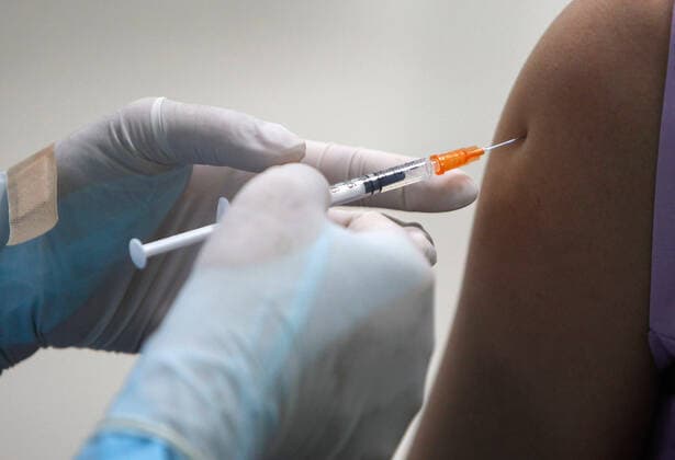 October 4, 2021, Bangkok, Thailand: A health worker administers Pfizer vaccine to a high school student at Prachaniwet Secondary School in Bangkok..A Covid-19 vaccination drive targeting more than 5.04 million students nationwide kicks off, in preparation for the new school term which is scheduled to begin in November, as many schools across the country are expecting to resume onsite learning. Bangkok Thailand - ZUMAs197 20211004_zaa_s197_010 Copyright: xChaiwatxSubprasomx