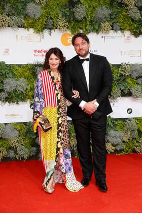 Deutscher Filmpreis 2021 Iris Berben mit Ronald Zehrfeld auf dem roten Teppich bei der Verleihung der Lola - Deutscher Filmpreis 2021 im Palais am Funkturm in der Messe Berlin. Copyright: xEventpressxGolejewskix