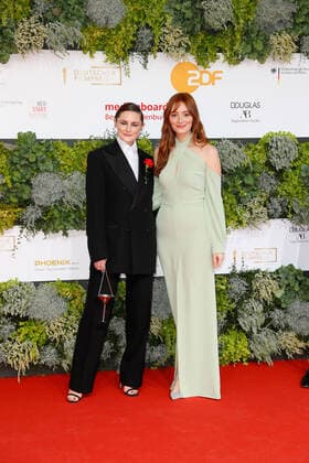 Deutscher Filmpreis 2021 Lea van Acken mit Maria Ehrich auf dem roten Teppich bei der Verleihung der Lola - Deutscher Filmpreis 2021 im Palais am Funkturm in der Messe Berlin. Copyright: xEventpressxGolejewskix