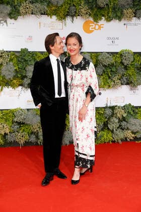 Deutscher Filmpreis 2021 Tom Schilling mit Freundin Annie Mosebach auf dem roten Teppich bei der Verleihung der Lola - Deutscher Filmpreis 2021 im Palais am Funkturm in der Messe Berlin. Copyright: xEventpressxGolejewskix