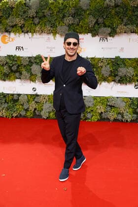 Deutscher Filmpreis 2021 Fahri Yardim auf dem roten Teppich bei der Verleihung der Lola - Deutscher Filmpreis 2021 im Palais am Funkturm in der Messe Berlin. Copyright: xEventpressxGolejewskix