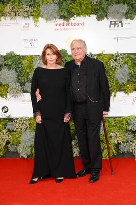 Deutscher Filmpreis 2021 Senta Berger mit Ehemann Michael Verhoeven auf dem roten Teppich bei der Verleihung der Lola - Deutscher Filmpreis 2021 im Palais am Funkturm in der Messe Berlin. Copyright: xEventpressxGolejewskix