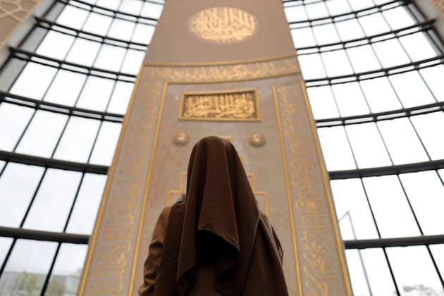 Innenansicht der Moschee beim Tag der offenen Moschee in der DITIB Zentralmoschee in Ehrenfeld. Köln, 03.10.2021 *** Interior view of the mosque during the open mosque day at the DITIB central mosque in Ehrenfeld Cologne, 03 10 2021 Foto:xC.xHardtx xFuturexImage