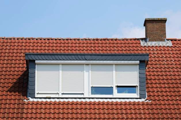 Dachfenster mit heruntergelassenen Rollläden, Nordrhein-Westfalen, Deutschland, Europa *** Roof window with lowered shutters, North Rhine-Westphalia, Germany, Europe 1100401923